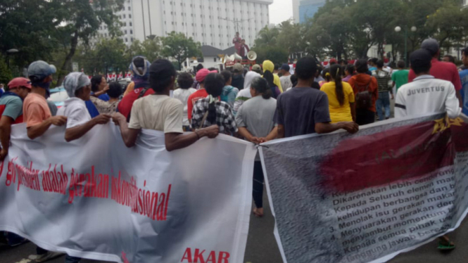 Massa tolak gerakan #2019GantiPresiden di depan Istana