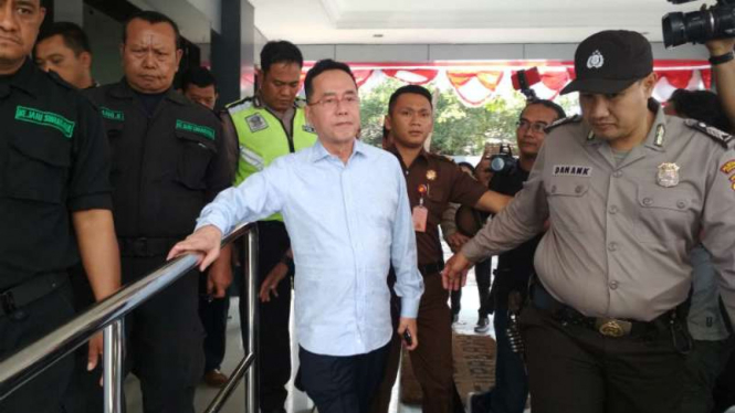 Henry J Gunawan (baju biru muda) saat dibawa jaksa ke mobil tahanan di kantor Kejari Surabaya, Jawa Timur, pada Rabu, 8 Agustus 2018.