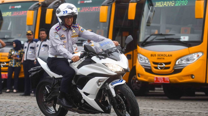 Gubernur DKI Jakarta Anies Baswedan mencoba motor operasional Dinas Perhubungan (Dishub) usai apel kesiapan sarana dan prasarana transportasi