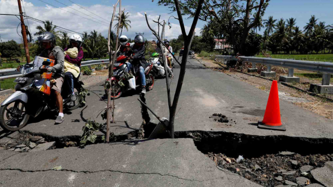 Jalan rusak akibat gempa bumi di Lombok