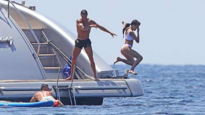 Cristiano Ronaldo dan kekasih, Georgina Rodriguez saat liburan.