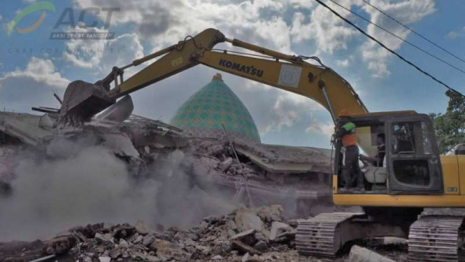 Proses pencarian korban longsor yang terimbun banguanan Masjid Jamiul Jamaah.