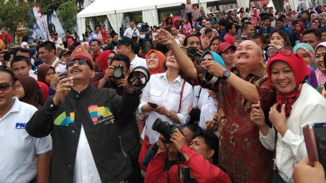 Menteri Pariwisata dan Gubernur Sumatera Selatan saat pecahkan rekor MURI.