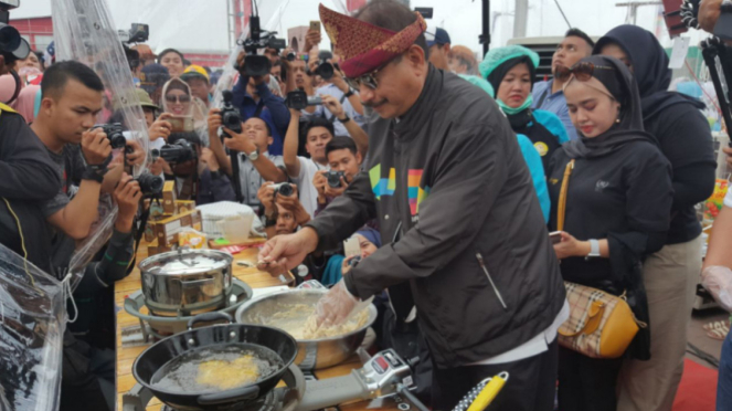 Menteri Pariwisata RI, Arief Yahya membuat pempek Palembang.