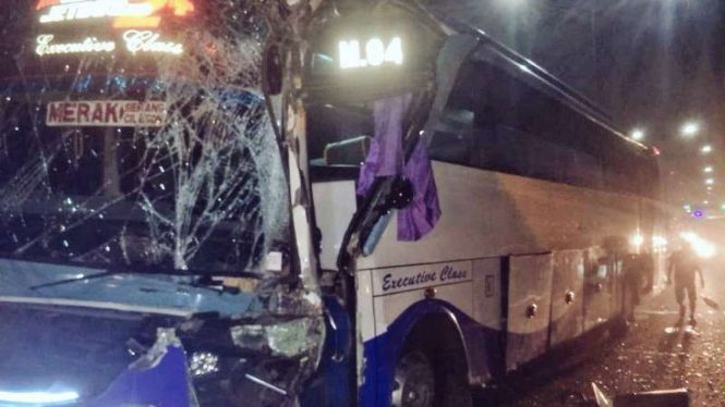 Kecelakaan bus di Tol Kedoya, arah Tangerang.