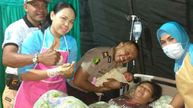 Ibu korban gempa Lombok melahirkan.