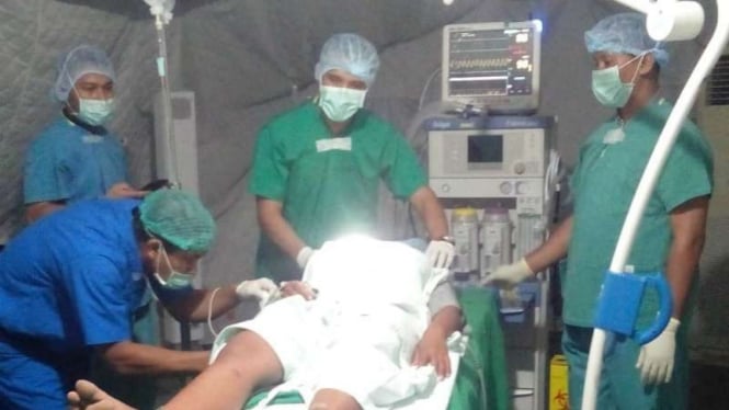 Proses persalinan secara operasi cesar seorang ibu muda korban gempa di Rumah Sakit Lapangan TNI di Lombok Utara, Nusa Tenggara Barat, Rabu, 8 Agustus 2018.
