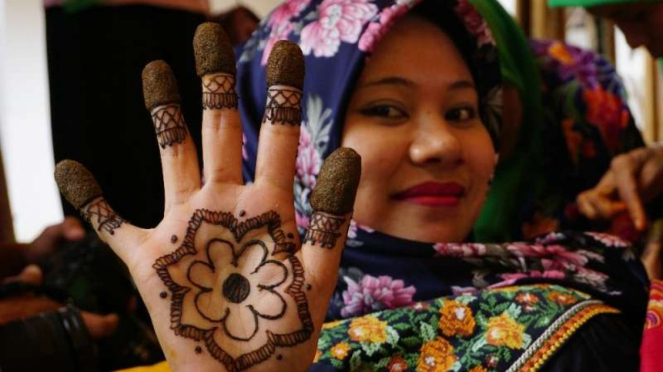 Proses ukir Inai bagi pengantin di Aceh. 