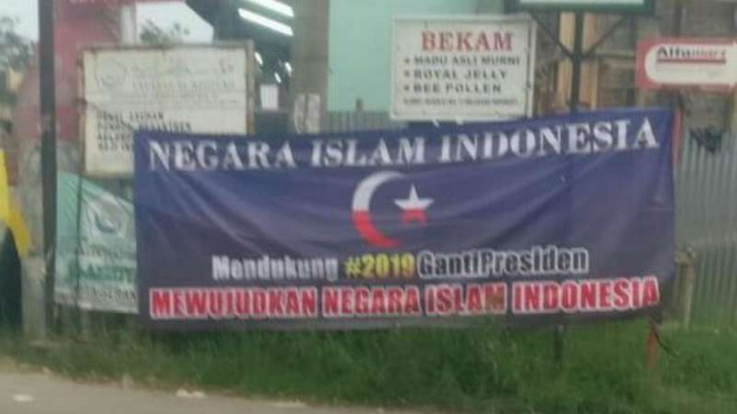 Beredar sejumlah spanduk bertuliskan Negara Islam Indonesia atau NII mendukung #2019GantiPresiden di Kota Serang, Banten, pada Kamis, 9 Agustus 2018.