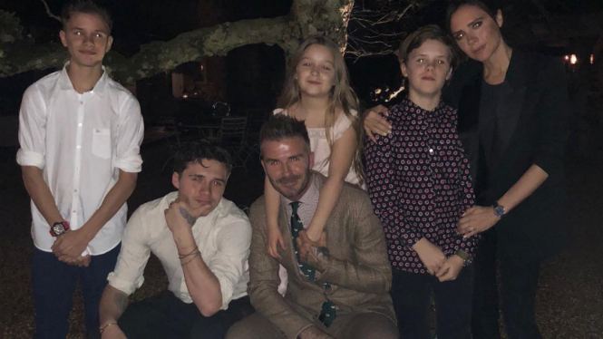 David dan Victoria Beckham bersama keempat anak mereka.