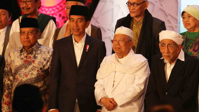 Presiden Joko Widodo (kedua kiri) dan Ketua MUI, Ma'ruf Amin (kedua kanan)