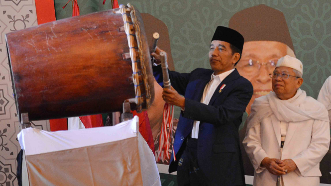 Presiden Joko Widodo (kedua kanan) dan Ketua MUI, Ma'ruf Amin (kanan)