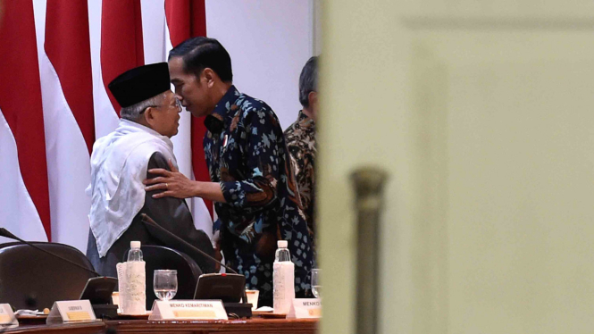 Presiden Joko Widodo (kanan) dan Ketua MUI, Ma'ruf Amin (kiri).