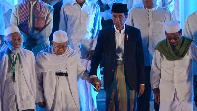 Presiden Joko Widodo (kedua kanan) dan Ketua MUI, Ma ruf Amin (kedua kiri)