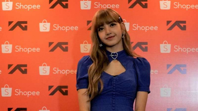 Lisa BLACKPINK pada acara peluncuran YG official shop di Shopee