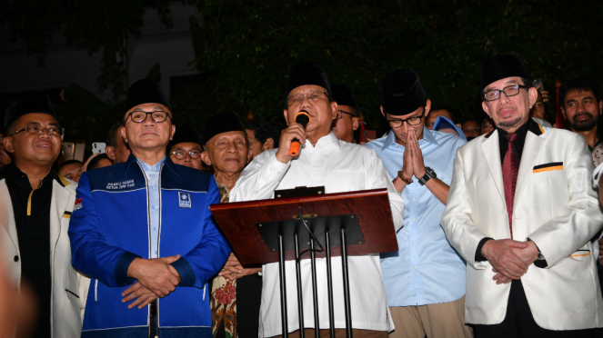 Ketua Umum Partai Gerindra Prabowo Subianto (tengah) didampingi Wakil Gubernur DKI Jakarta Sandiaga Uno (kedua kanan) dan sejumlah petinggi partai memberikan keterangan pers di Jalan Kertanegara, Jakarta, Kamis (9/8/2018) malam.