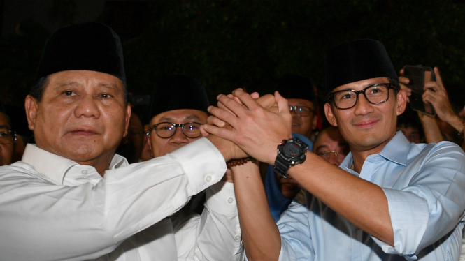 Ketua Umum Partai Gerindra Prabowo Subianto (kiri) didampingi Wakil Gubernur DKI Jakarta Sandiaga Uno (kanan) berpegangan tangan bersama seusai memberikan keterangan pers di kediaman Prabowo, Jalan Kertanegara, Jakarta, Kamis (9/8/2018) malam.