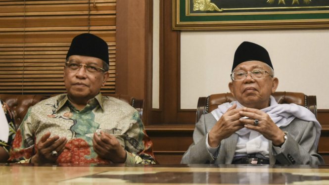 Rais 'Aam PBNU Ma'ruf Amin (kanan) bersama Ketua Umum PBNU Said Aqil Siroj (tengah) berdoa seusai memberikan keterangan pers di gedung PBNU, Jakarta, Kamis (9/8/2018). 