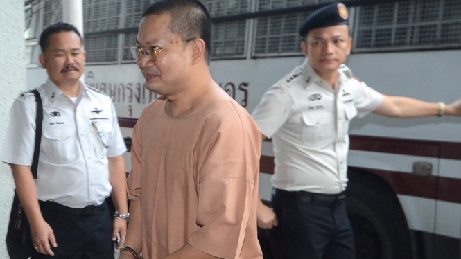 Wirapol Sukphol tiba di Pengadilan Pidana, Bangkok, untuk mendengarkan vonis terhadapnya, Kamis (09/08). - Reuters