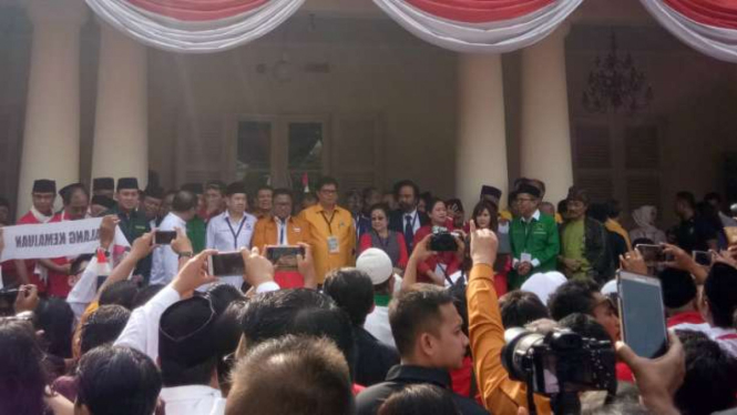 Jokowi dan Ma'ruf Amin tiba di Gedung Joang.