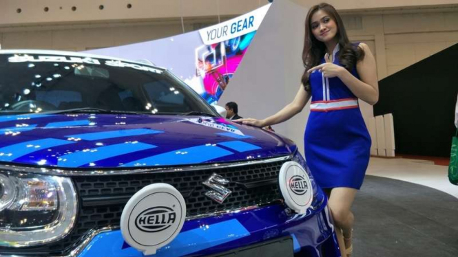 Dita Permatasari, usher salah satu merek otomotif di GIIAS 2018.