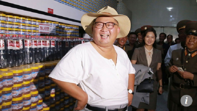 Pemimpin Korea Utara Kim Jong Un berkaos oblong saat meninjau pabrik