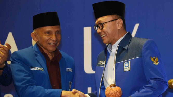 Ketua Umum PAN Zulkifli Hasan (kanan) berjabat tangan dengan Ketua Dewan Pertimbangan PAN Amien Rais (kiri)