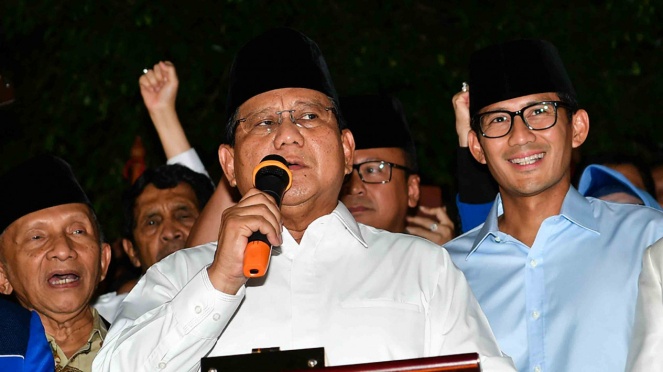 Pasangan Capres dan Cawapres, Prabowo Subianto (tengah) dan Sandiaga Uno (kanan)