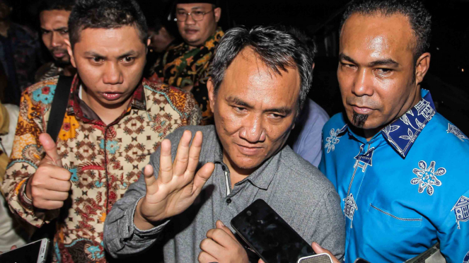 Wakil Sekjen Partai Demokrat Andi Arief (tengah) memberi keterangan pada wartawan