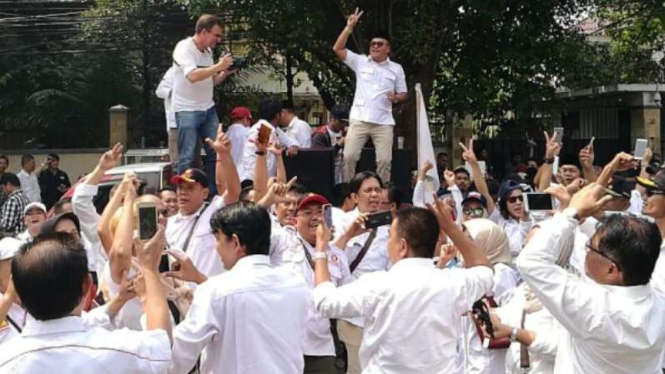Para pendukung Prabowo-Sandiaga di luar Gedung KPU, Jumat 10 Agustus 2018.