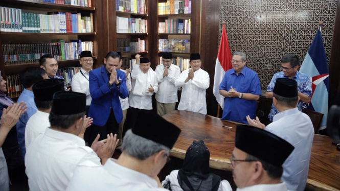 Pertemuan antara Susilo Bambang Yudhoyono dan Prabowo Subianto bersama para elite Partai Demokrat dan Gerindra di Jakarta  beberapa waktu lalu.