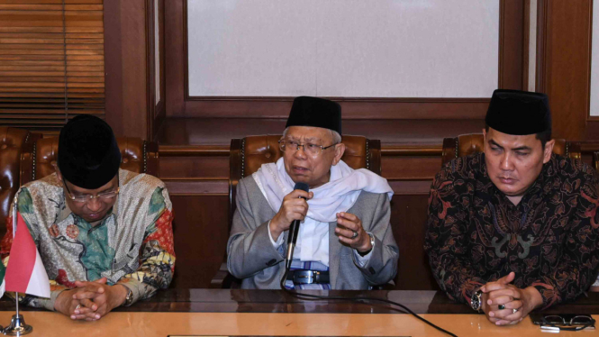 Rais 'Aam PBNU Ma'ruf Amin (tengah) didampingi dengan Ketua Umum PBNU Said Aqil Siroj (kiri), Ketua Umum PKB Muhaimin Iskandar (kiri), dan Sekjen PBNU Helmy Faishal (kanan)