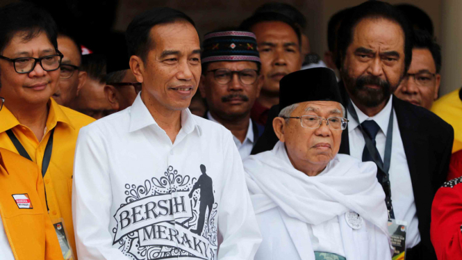 Pasangan calon Presiden dan Wakil Presiden Joko Widodo (kiri) dan Ma'ruf Amin (kanan) saat mendaftarkan diri di gedung KPU, Jakarta