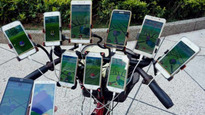 Penggunaan 11 smartphone untuk bermain Pokemon Go.