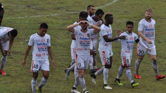 Pemain Bali United rayakan gol.