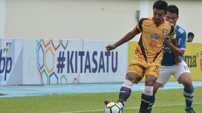 Pertandingan Mitra Kukar vs Persib Bandung