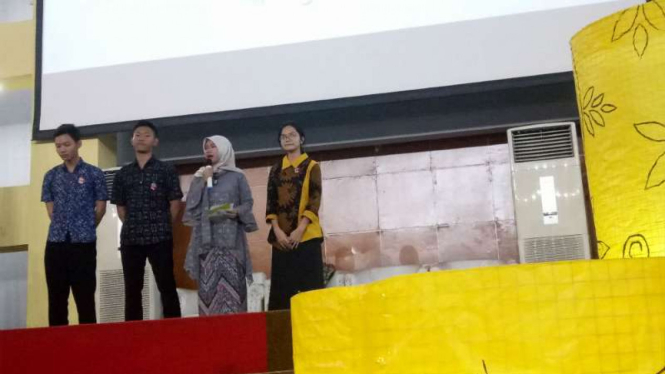Tiga mahasiswa belia Institut Pertanian Bogor yang masih berusia 15 tahun di sela kegiatan masa pengenalan kampus pada Sabtu, 11 Agustus 2018.