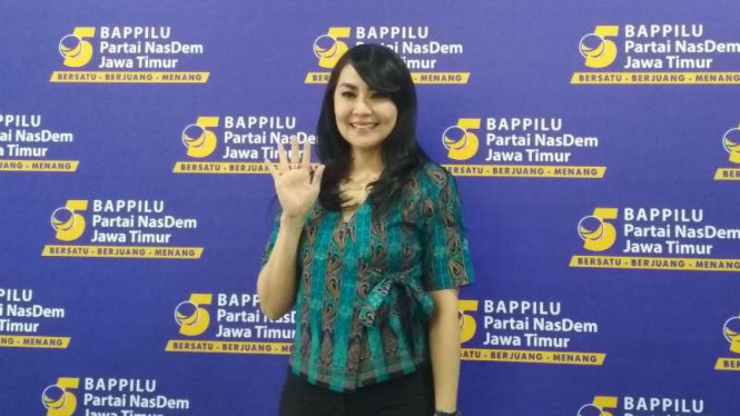 Tessa Kaunang dalam forum perkenalan caleg Nasdem yang dihadiri sejumlah artis di Surabaya, Jawa Timur, pada Sabtu, 11 Agustus 2018.