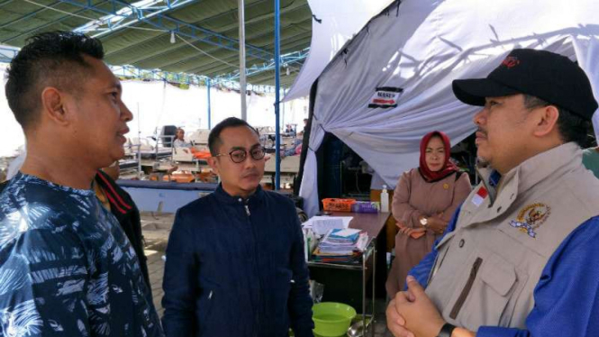 Wakil Ketua DPR RI Fahri Hamzah meninjau korban gempa di Lombok.