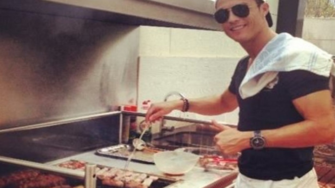 Cristiano Ronaldo memasak / Gambar via Pinterest
