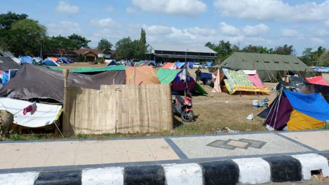 Korban gempa Lombok dirikan tenda posko