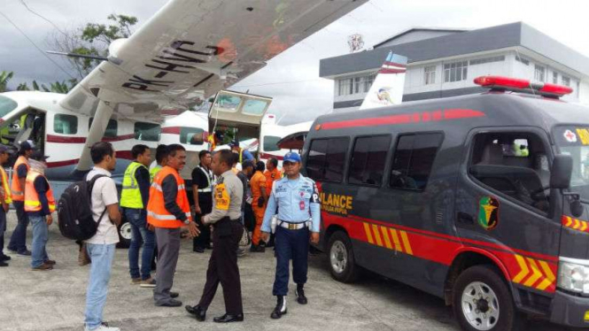 Polisi evakuasi korban selamat pesawat tabrak gunung di Papua