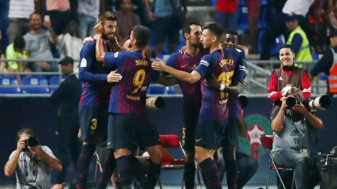 Pemain Barcelona merayakan gol