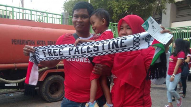 Pose suporter timnas Indonesia U-23 dengan syal Palestina