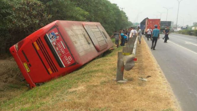 Bus Damri terguling di Tol Merak Tangerang 