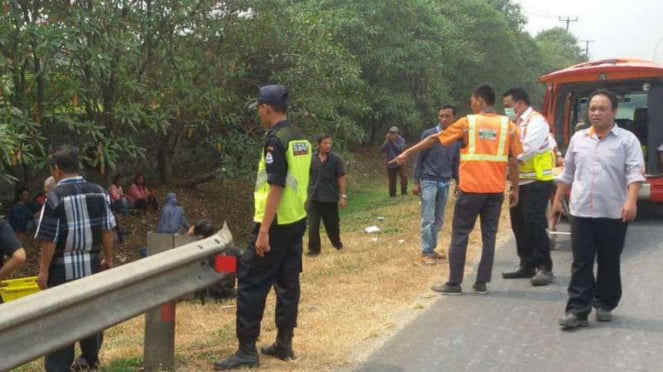 Petugas evakuasi korban kecelakaan Bus Damri di Tol Merak Tangerang.