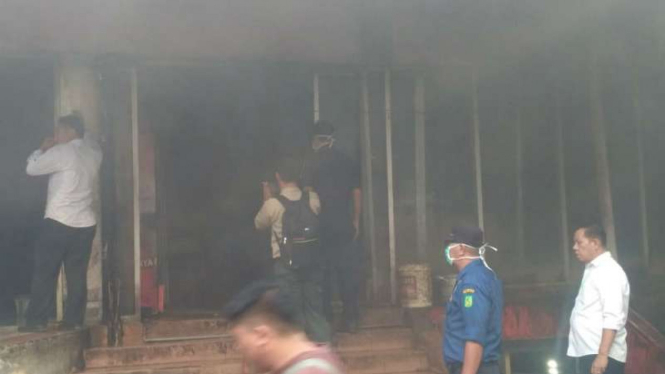  Kios hangus akibat kebakaran di Pasar Petisah, Medan, Sumatera Utara.