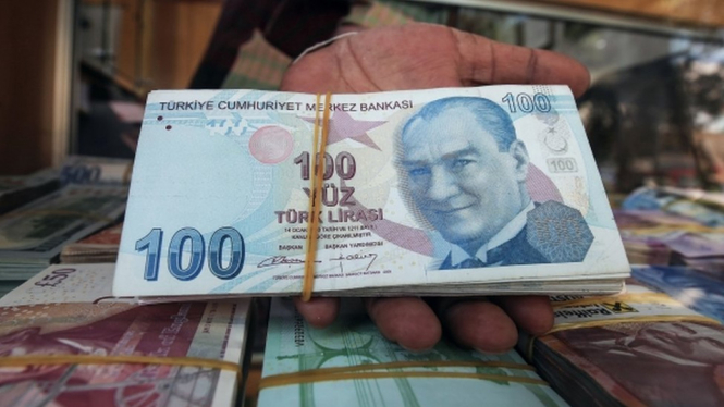 Nilai tukar Lira Turki terhadap dollar AS terus merosot. - AFP/Getty Images