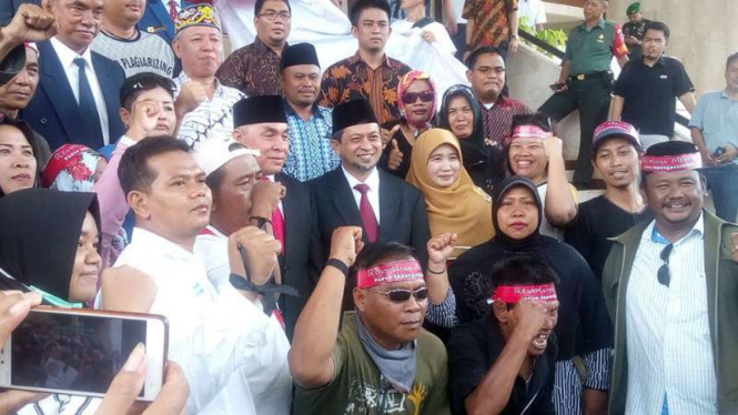 Demo menentang pembangunan masjid di Samarinda.