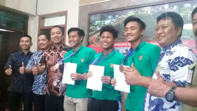 Tiga penggawa Timnas U-16 bersama Wali Kota Semarang Hendrar Prihadi 